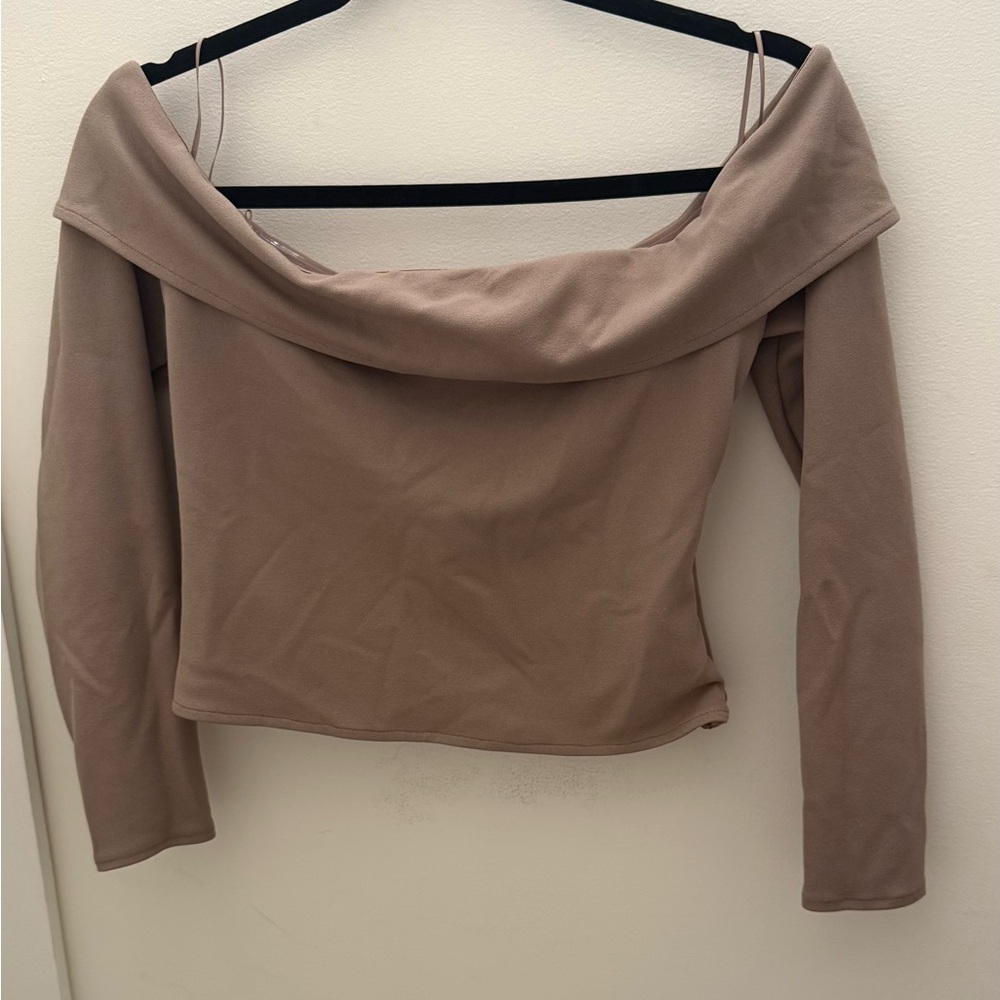 Abercrombie & Fitch Longsleeve Off-Shoulder Top in Tan Size M